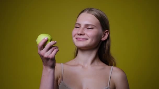 Mujer mordiendo gran manzana roja fresca, comer sano — Vídeos de Stock