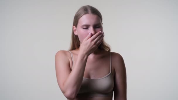 喉や咳の痛みを持つ若い女性 — ストック動画