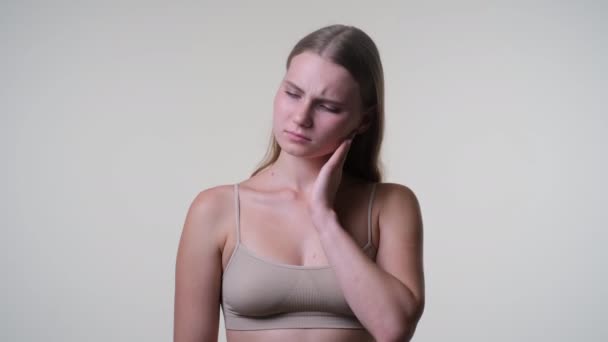 치통으로 고생하는 젊은 여자 — 비디오