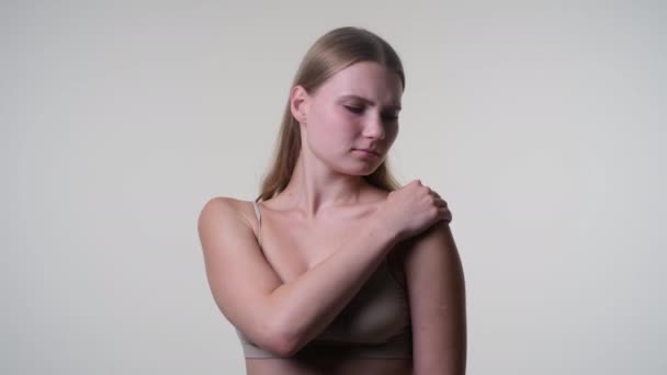 Νεαρές γυναίκες που υποφέρουν από πόνο στον ώμο — Αρχείο Βίντεο
