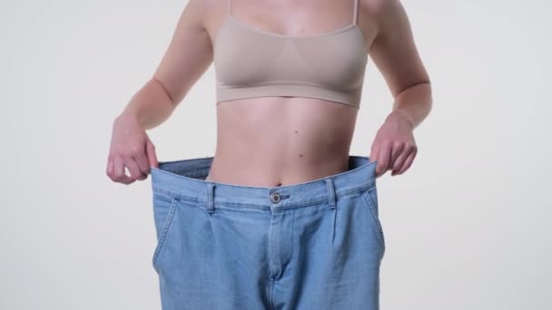 Gadis kurus pada celana pendek besar, celana, menari — Stok Video