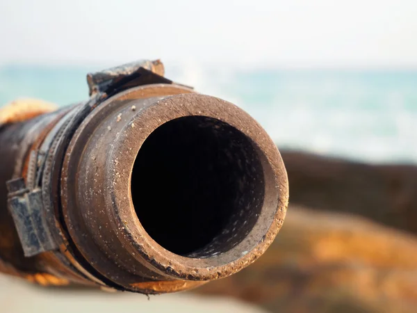 Tuyau d'égout est rouillé et le fond est la mer — Photo