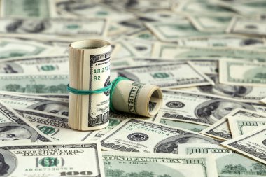 100 dolarlık banknotlar, desteler ve rulo arka plan. Amerikan dolarları dokusu ya da deseni. Para, finans, iş konsepti. Yaklaş, üstten bak. Para ve tasarruf. Amerikalı