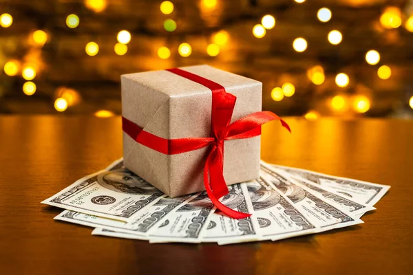 背景にぼやけたライトの上の米国100ドル札の山のギフトボックス 米ドルだ クリスマスと新年のお金が存在します 贈り物代だ １００ 金融とビジネスの概念 クリスマスショッピング — ストック写真