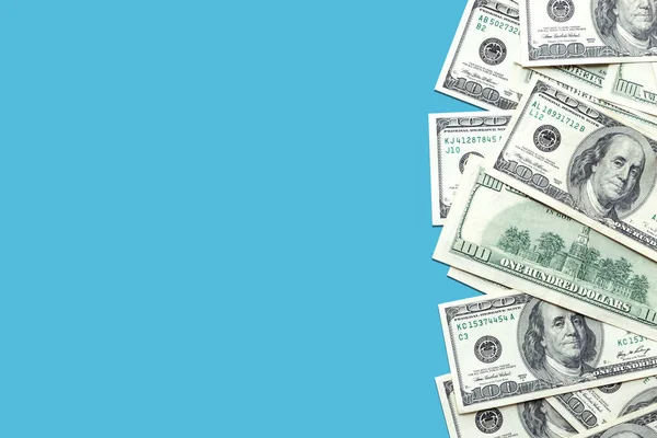 明るい青の背景にアメリカの100ドル札 スペース トップビュー バナーをコピーします ビジネス 金融の概念 — ストック写真
