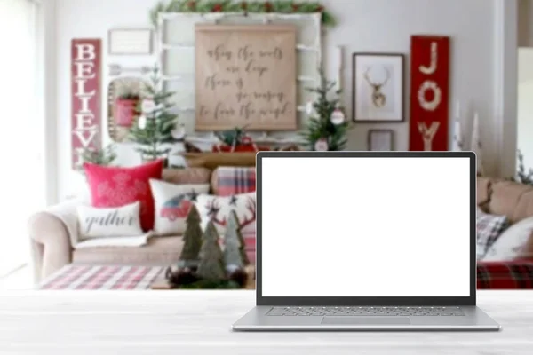 冬の販売 休日のオンラインショッピング 空のディスプレイ画面ラップトップコンピュータ クリスマスの装飾が施されたモダンな居心地の良い家庭のリビングルーム ホームオフィスのデスクワークスペース コピースペースをモックアップします オンラインストア 電子商取引 ストック画像