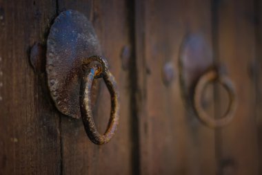 Eski paslı kapı mandalı