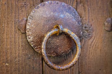 Eski paslı kapı mandalı
