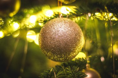 Yeni yıl partisi topu Noel ağacı üzerinde