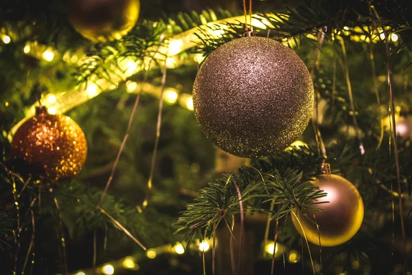 Новогодние балы на елке — стоковое фото