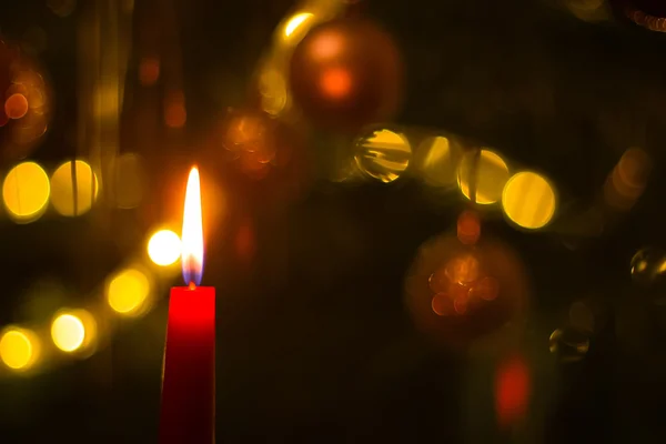 Vela ardiendo en el árbol de Navidad Fotos de stock