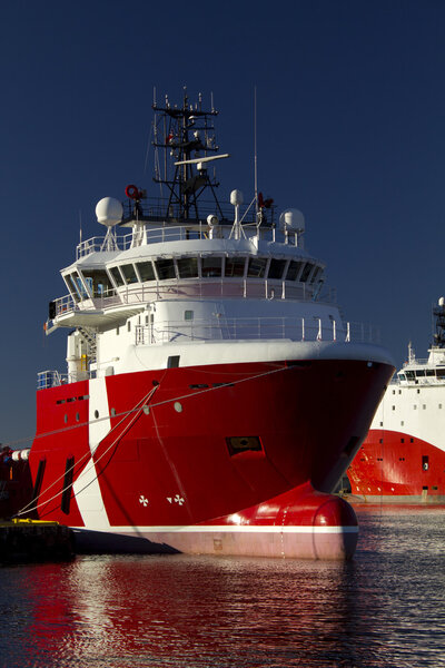 Offshore supply ship