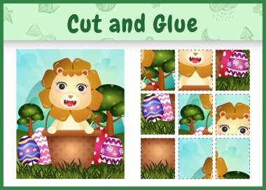 Çocuk masa oyunu kes ve paskalya temalı yapıştır. Kova yumurtasındaki şirin bir aslanla.