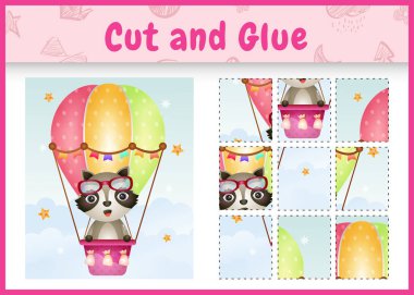 Çocuk masa oyunu, sıcak hava balonunda şirin bir rakunla kes ve yapıştır.