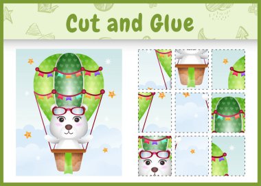 Çocukların masa oyunu, sıcak hava balonunda şirin bir kutup ayısıyla kes ve yapıştır.