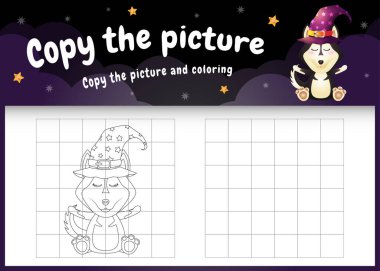 Cadılar bayramı kostümü giymiş şirin bir köpekle resim çocuk oyunu ve boyama sayfasını kopyala