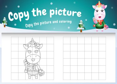 Noel kostümü giyen şirin bir tek boynuzlu at ile resim çocuk oyunu ve boyama sayfasını kopyala