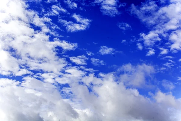 Sihirli mavi gökyüzü bulutlu