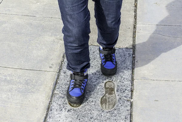 Blue shoes and jeans in winter — Stock Photo, Image