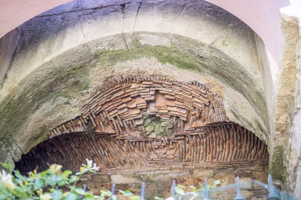 Parkta bir mağarada eski tavan manzaraya