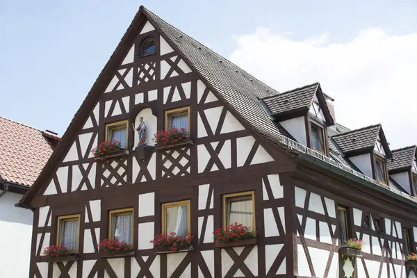 Haus im Tudor-Stil - traumhaftes Anwesen im Herzen Deutschlands — Stockfoto