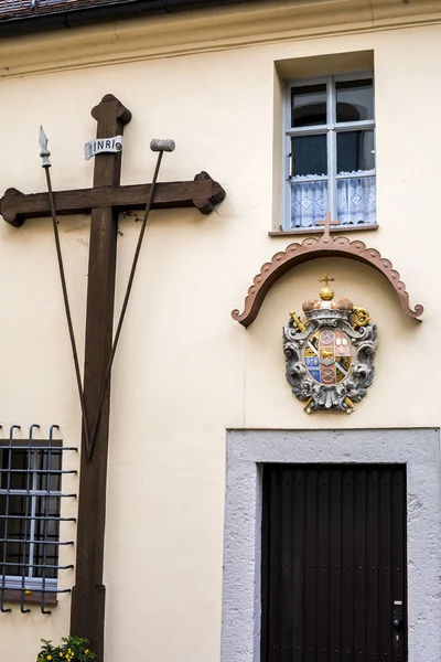 Kreuz an Kirchenwand in Bayern — Stockfoto