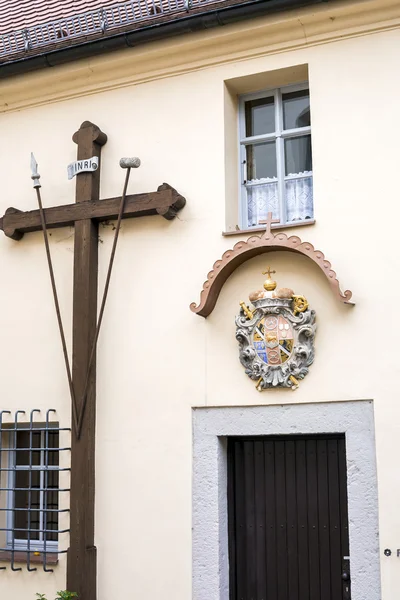 Kříž na zdi kostelní zařízení v Bavorsku — Stock fotografie