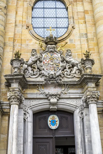 Prachtvolle Dekoration der Kirchentür. — Stockfoto