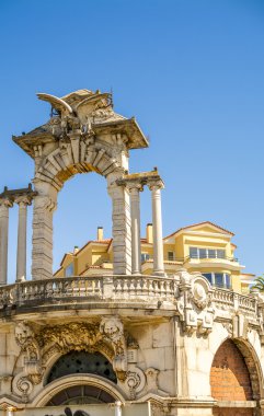 Yüz yaşında kemer Lizbon, Portekiz ve mavi gökyüzü