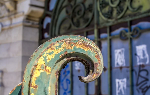 Antika paslı metal süsler