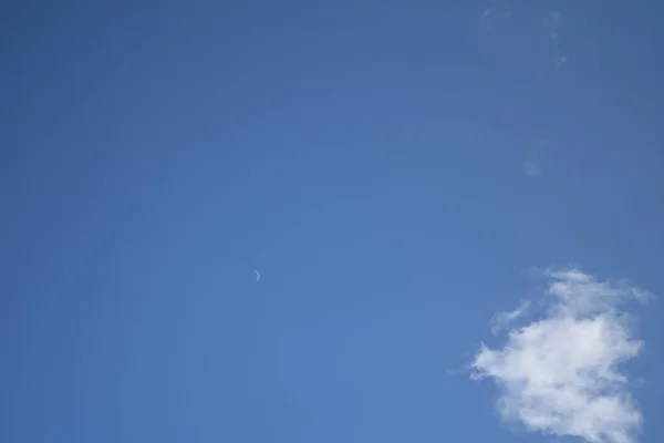 Céu Azul Com Nuvem Lua Distância — Fotografia de Stock