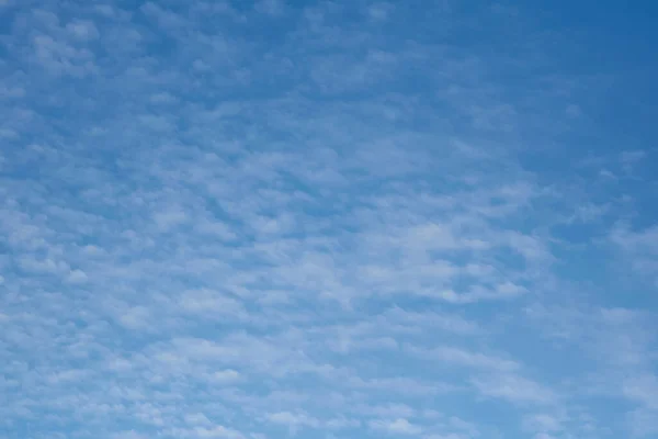 Flauschige Wolken Blauen Himmel — Stockfoto