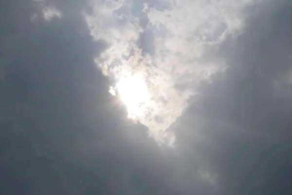 Die Sonne Durch Gewitterwolken — Stockfoto