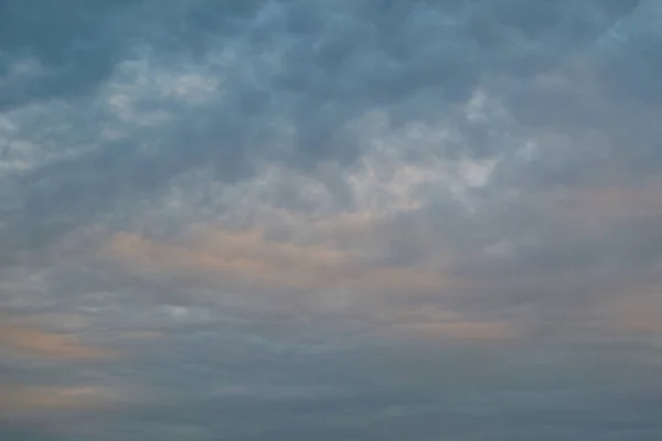 Der Himmel Wird Von Dunklen Wolken Mit Einem Sanften Rosafarbenen — Stockfoto