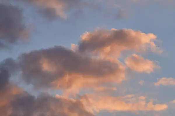 Pinkfarbene Wolken Vor Sonnenuntergang — Stockfoto