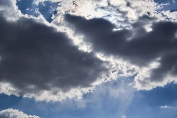 Sole Strada Attraverso Nuvole Scure Nel Cielo Blu — Foto Stock