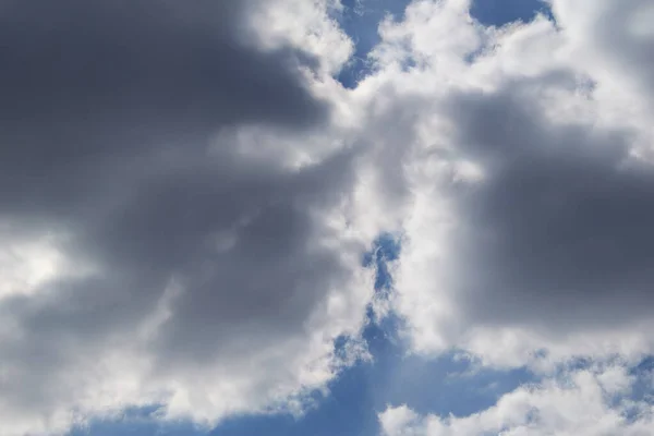 Mavi gökyüzündeki bulutlar