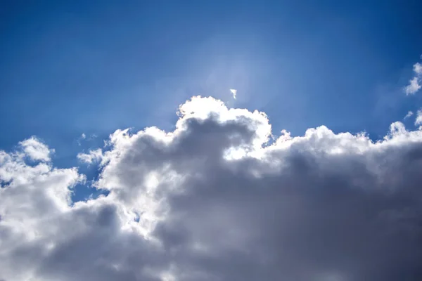 Bulutlu mavi gökyüzü