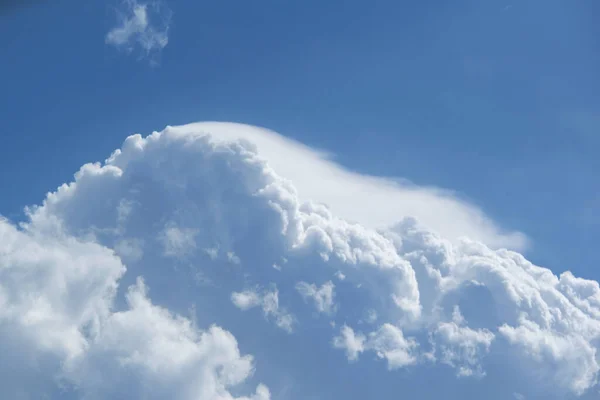 巨大な煙の雲のように — ストック写真