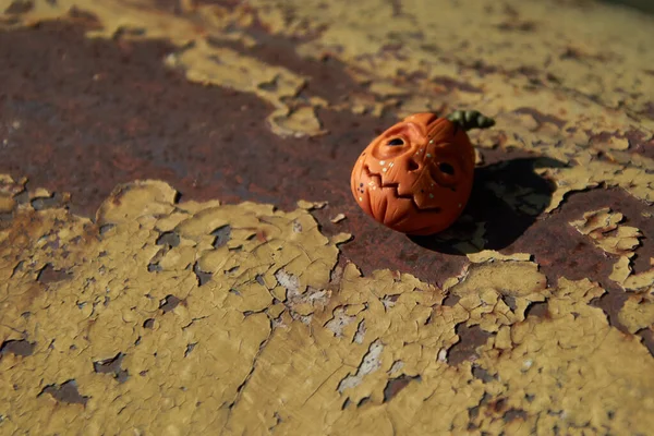 Çatlak boyanın üzerindeki polimer çamurdan yapılmış balkabağı.