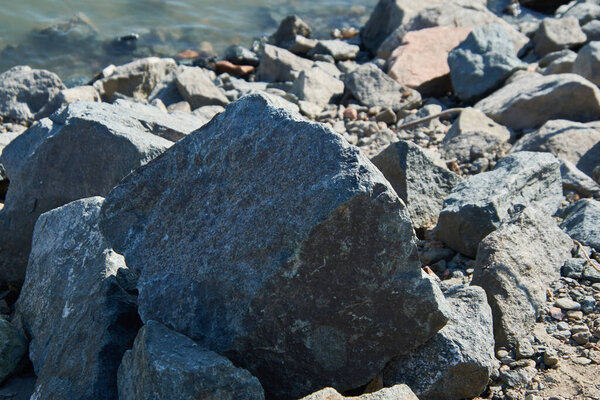 большие камни на берегу реки