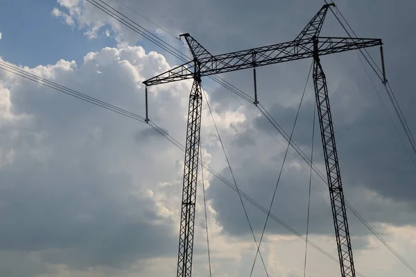 Güç hattının desteği ve yaklaşan fırtına