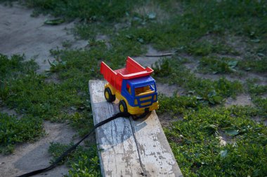 Oyuncak kamyon eski bir kalas üzerinde