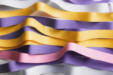 Beyaz arkaplanda renkli kıvrımlı kurdeleler, soyut 