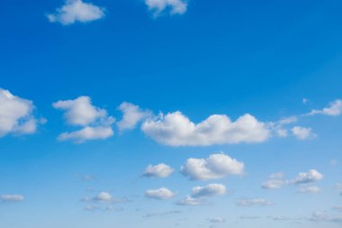 Mavi gökyüzündeki bulutlar, doğal arkaplan