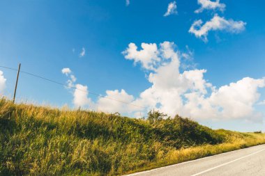 Baharda, tarlalarda ve gökyüzünde güzel bir manzara.