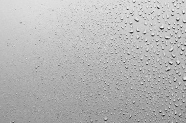 Pürüzsüz yüzeydeki su damlalarını kapat, gri arkaplan