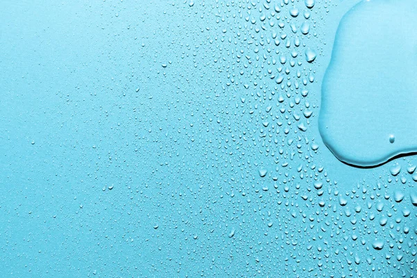 Nahaufnahme Von Wassertropfen Auf Glatter Oberfläche Blauer Hintergrund — Stockfoto