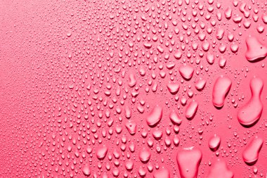 Pürüzsüz yüzeydeki su damlalarını kapat, kırmızı arkaplan