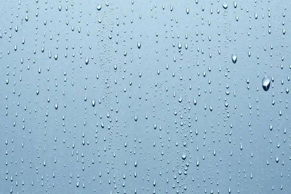 Close Gotas Água Superfície Lisa Fundo Azul — Fotografia de Stock